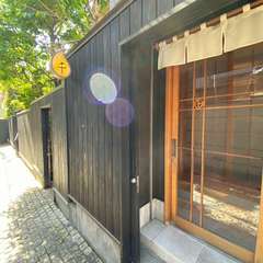 石畳の「かくれんぼ横丁」に、ひっそりとした店構え