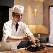 「お客様に心から満足していただけるよう、季節ごとの厳選食材を使用した料理や美しい器や空間。そして心を込めた温かな接客を心がけています。五感すべてで日本の四季の味わいを楽しんでいただけたら」と溝口氏。