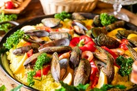 仕切りのない広々としたワンフロアで、大型スクリーンとプロジェクター、舞台もございますので、決起会・歓送迎会の他、発表会などのイベントにもご使用いただけます。