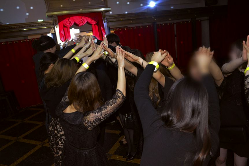 入場からスポットライトで豪華に演出