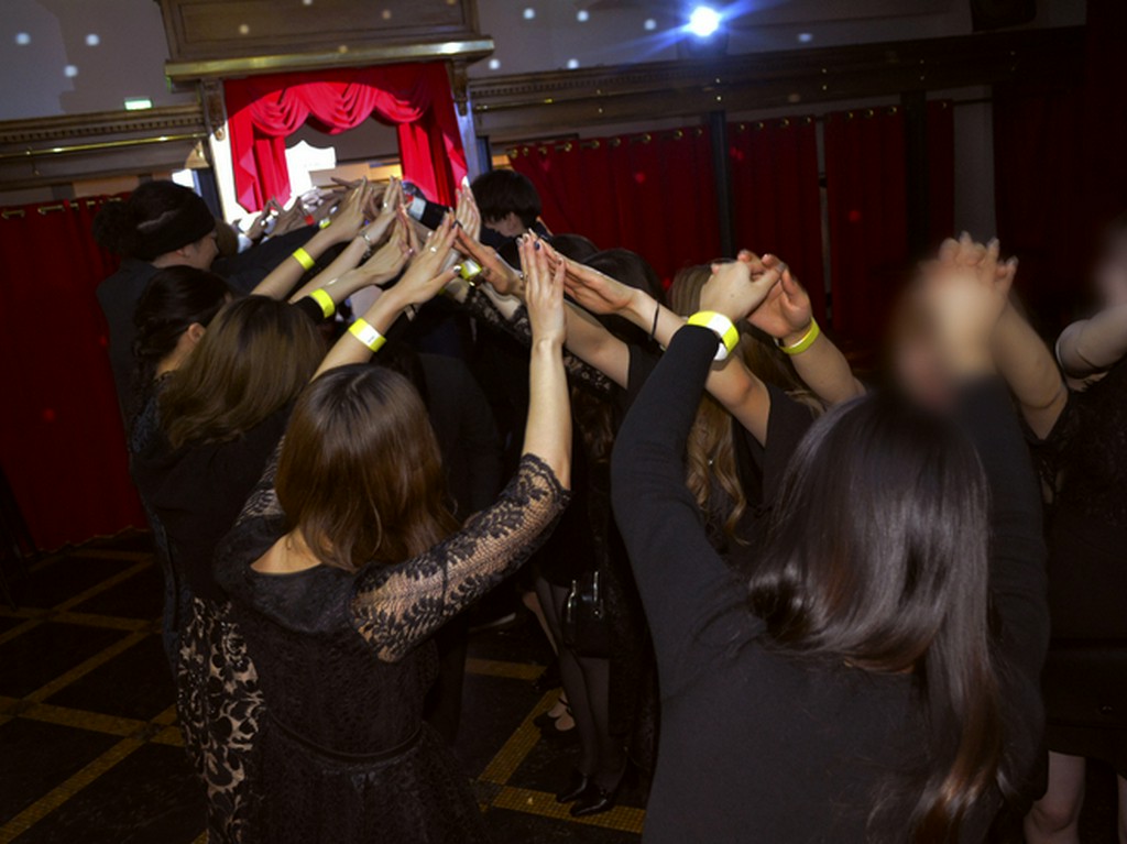 入場からスポットライトで豪華に演出