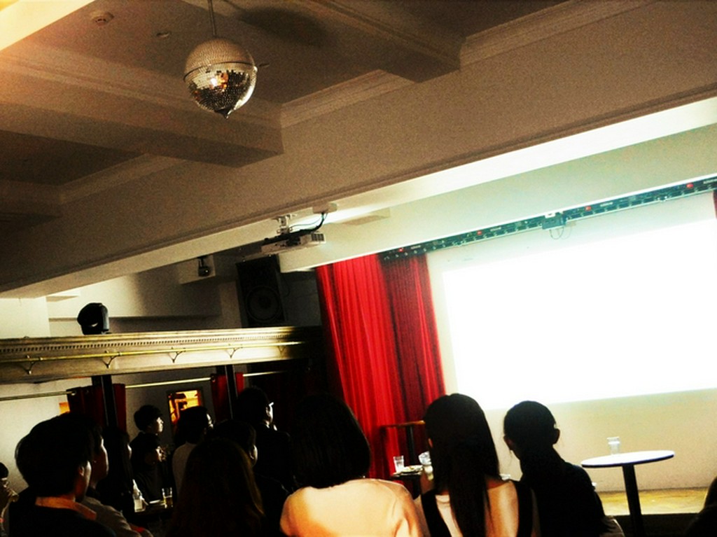 大画面スクリーンで迫力の映像