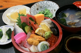 脂がのった季節の魚介類を心ゆくまで楽しめる『よかっぺちらし』