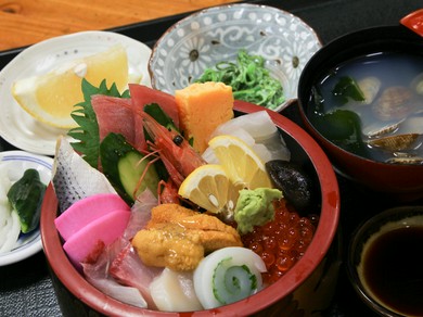 脂がのった季節の魚介類を心ゆくまで楽しめる『よかっぺちらし』