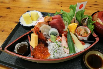 舟形にたっぷり盛り付けられた海の幸と新鮮野菜が絶妙『さざ波丼』