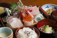 旬の海の幸とふっくら炊きたてのごはん、味噌汁、茶わん蒸しもついて、おなかいっぱい食べたいときに最適の定食です。