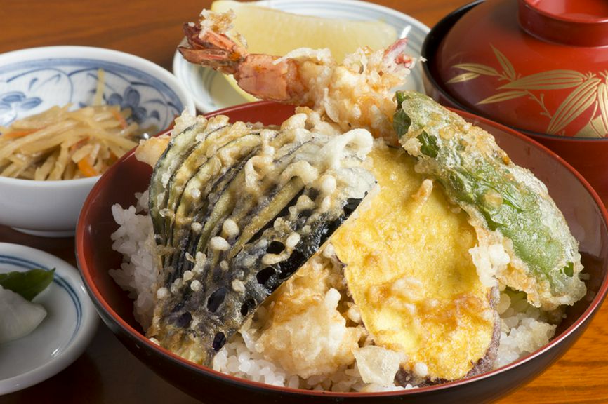 豪快に乗せられてボリューム感満載の『天丼』