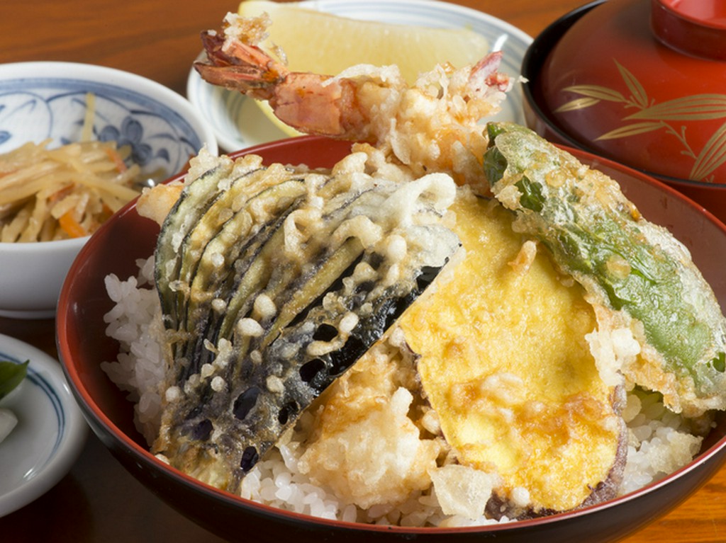 豪快に乗せられてボリューム感満載の『天丼』