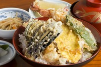 「天ぷら」・「白米」・「タレ」が秀逸な調和で三位一体となっています。お腹も心も満たされる丼です。