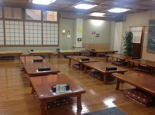 落ち着いた店内