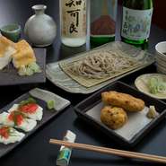 「常陸秋蕎麦」をはじめ、地元の豆腐屋から仕入れる『厚揚げ』や『がんも』など本格的な逸品を、茨城県の地酒で楽しめるのが魅力。毎日お店で打たれる蕎麦は、香りとコシがひと味もふた味も違います。
