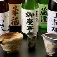 茨城の地酒をメインに、美味しい日本酒が取り揃えられています。茨城県産の蕎麦焼酎も完備。酒器も茨城産にこだわり、店の雰囲気、提供する料理に合わせて選ばれた笠間焼が使われています。