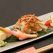 その日の前菜を数種類、おまかせで盛り合わせた一皿。宴会向けのコース料理が3種類、飲み放題プランも2種類用意されており、用途や予算に合わせて自由に組み合わせられます。