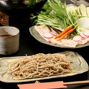 肉質が柔らかく、脂に旨みがある茨城県産の「ぶな豚」。サッと火を通して、蕎麦つゆにつけていただきます。食後は、「常陸秋蕎麦」を使った香り高い手打ち蕎麦で〆るのが定番。二人前からの注文となります。