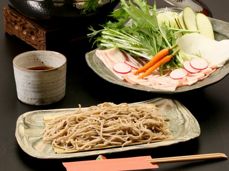 しゃぶしゃぶを愉しんだ後は、風味豊かな手打ちそばで〆る『ぶな豚の蕎麦しゃぶ』