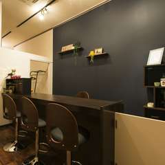 古きよき昭和時代の喫茶店やバーを思わせるカウンター席