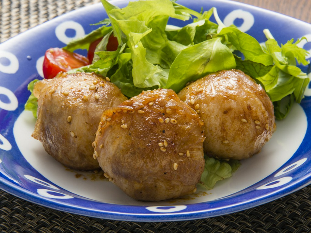 しっかり味のお肉と県産米のハーモニー。ベストな組み合わせ『肉巻きおにぎり』