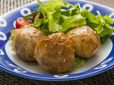 しっかり味のお肉と県産米のハーモニー。ベストな組み合わせ『肉巻きおにぎり』