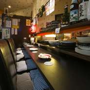 ひとりでゆったりとくつろげるカウンター席もおすすめ