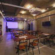 店の奥にドーンと位置する大スクリーンと、店内に数台配置されたモニターで、どこからでも注目の一瞬を見逃しません。スポーツバーですが、お料理メニューも豊富で、がっつりお食事しながら観戦できます。