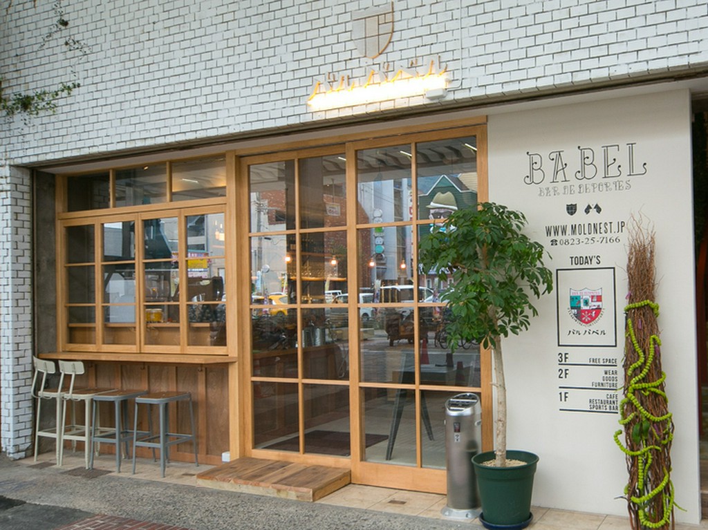 メイン通り沿い、カフェやお食事、バーの利用で素敵な時間を