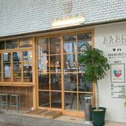 呉の中心地・れんが通りにあるので、お出かけ時の休憩やお食事にもぴったりです。オシャレな店内で、自慢のスイーツや、ネーミングも楽しい本格料理、ワインを初めとする豊富なドリンクで、二人の素敵な時間を。