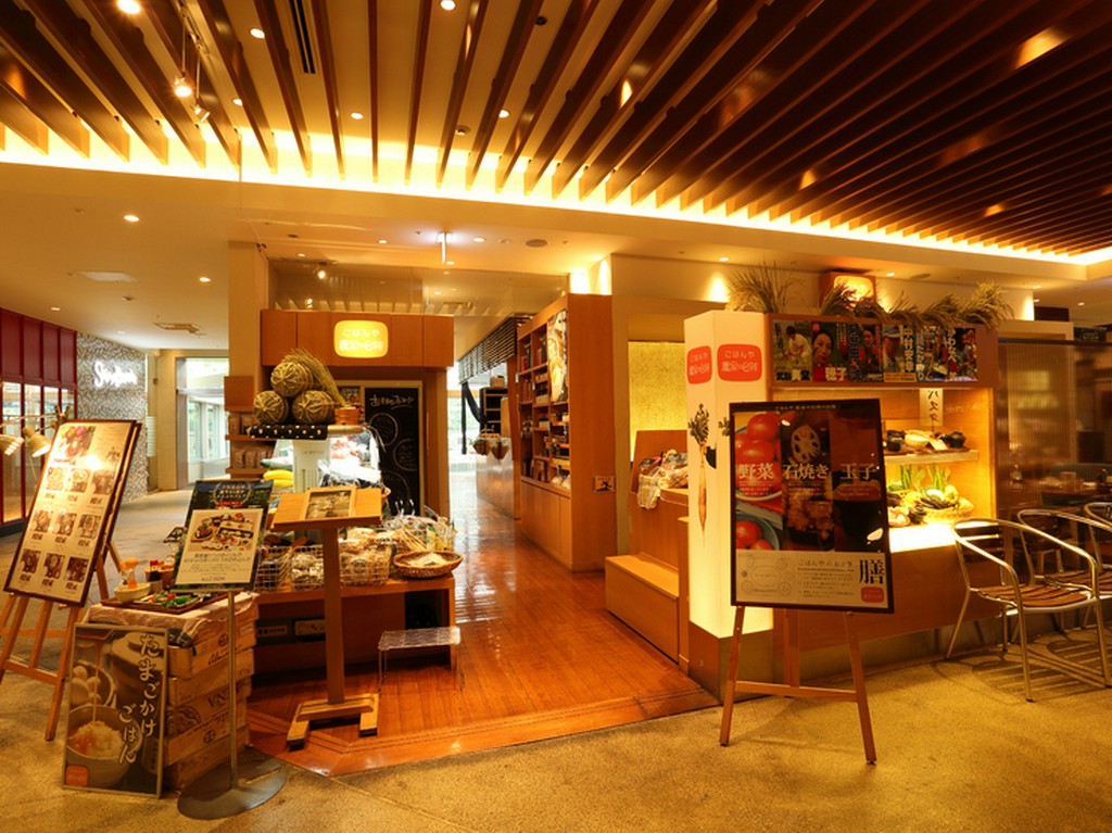 駅近のロケーション。木肌が温もる空間でゆっくりと食事を