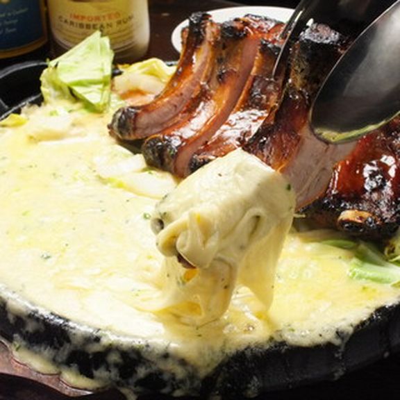 骨付き肉のチーズデジカルビはSNS映え。〆は韓国風リゾット