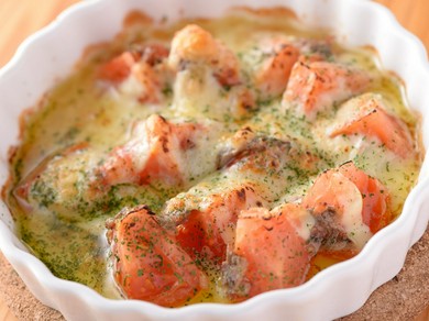 食材のコンビネーションが抜群。心あたたまる一品『トマトとアンチョビチーズ焼き』