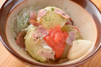 すり鉢で提供。すりこぎ棒で潰して味わう新感覚の『明太ポテトサラダ』