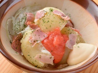 すり鉢で提供。すりこぎ棒で潰して味わう新感覚の『明太ポテトサラダ』