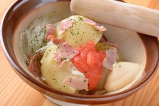 すりこぎ棒で潰して味わっていただく『明太ポテトサラダ』