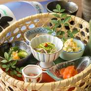 国産もつ以外にも、九州のさまざまな料理を提供しています。そのため、現地から取り寄せる食材も多く、本場の味を忠実に再現。季節ごとにかわる旬の食材もメニューに登場します。