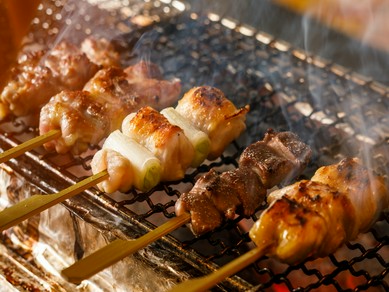 豪快に炭火で焼き上げる『もも一枚焼き』
