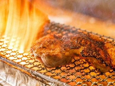 豪快に炭火で焼き上げる『もも一枚焼き』