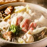 コーチンの旨みたっぷりスープが絶品『水炊き』