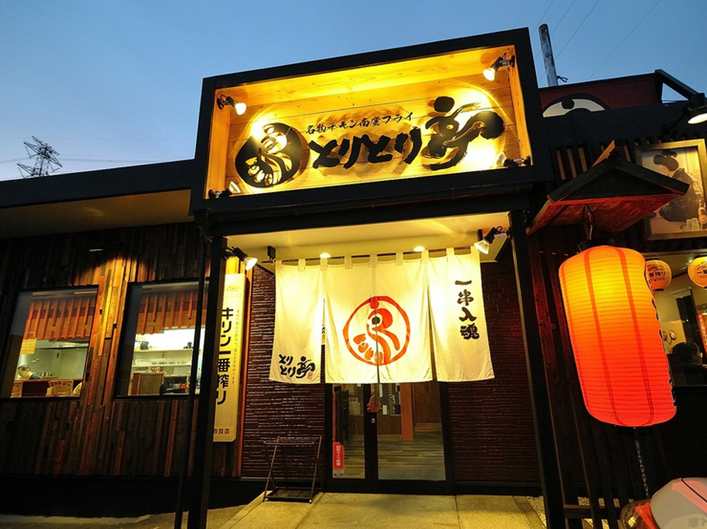 大きな赤い提灯と「一串入魂」ののれんがお出迎え