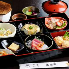 【宝来家】の味を堪能できる『松花堂弁当』