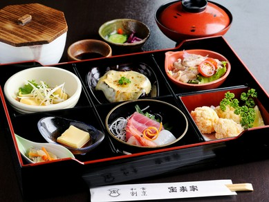 【宝来家】の味を堪能できる『松花堂弁当』