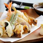 市場から直送される食材は鮮度が自慢。エビは生きたまま仕入れています。天ぷらの単品は30種類以上あり、それぞれ追加でオーダーすることもできます。