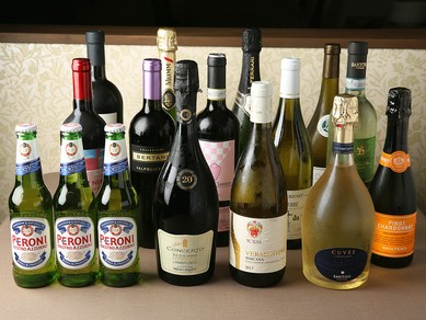 こだわりのイタリア産ワイン。お料理に合わせて選べます
