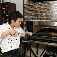厨房を眺められるカウンター席では、煉瓦作りのピザ窯から焼きたてのピザの香りを楽しんだり、調理シーンをライブ感たっぷりに感じることができます。オーダーのお料理を待つひとときも、とびきりな時間となりそう。