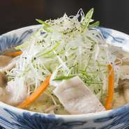 三重県のブランド肉である「松阪極豚」と豪快に盛り付けられた野菜が卓越した味を表現しています。地元のソウルフードで、お腹も心も満たされます。