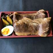 石垣牛の焼肉弁当　９８０円
そのほかにも豊富なお弁当をご用意しております。　　　　店内では精肉販売も行っております。