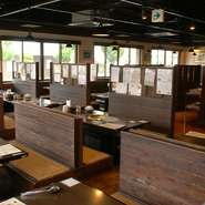 店内１００席の広々とした空間。　　　　　　　　　　　　ゆったり掘りごたつ席。
