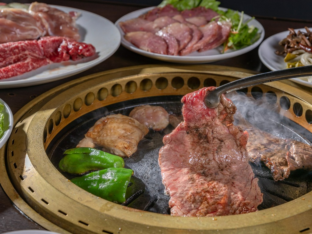 ゆったりとくつろげる店内。家族で楽しめるセットメニューも豊富