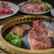 木のぬくもりを感じる店内には掘りごたつ席もあり、足を伸ばしてゆったりと焼肉を満喫できます。ファミリーセットなどセットメニュー、コースも充実しているので家族での食事にもオススメです。