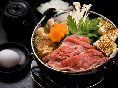 「すき焼」や、味わい深い鍋料理も好評