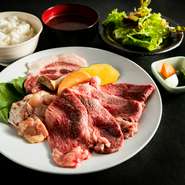 石垣島の自社牧場で育った「石垣牛KINJOBEEF」や「石垣島アグー豚」をはじめ、厳選した食材の数々を味わえるお得なセット。焼肉金城の魅力を詰め込んだ、ランチタイム限定メニューです。