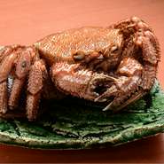 当店では厳選して仕入れた「活毛蟹」をその日に使う分だけ朝に蒸しあげます。『名物・毛蟹サラダ』はその美味しさを存分に堪能できるイチオシメニュー。本物の蟹の旨味が多くのお客様の支持を受けています。